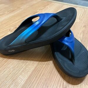 Oofos Oolala Luxe Sandal in Atlantis, women’s size 7/8.